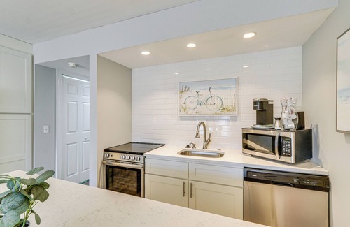 South Beach Apartment | Hilton Head Island Studio w/Patio: Walk to Beach!