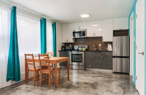 Temescal Apartment | Hip 2 bedroom Walk to Restaurants and Public Transit