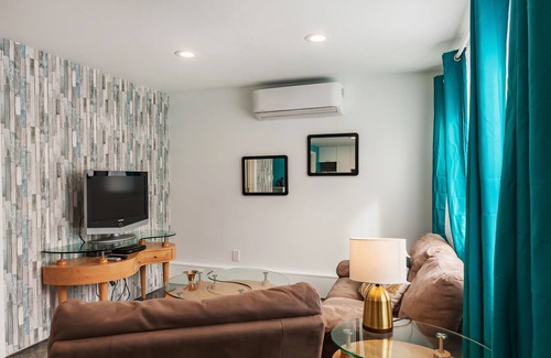 Temescal Apartment | Hip 2 bedroom Walk to Restaurants and Public Transit