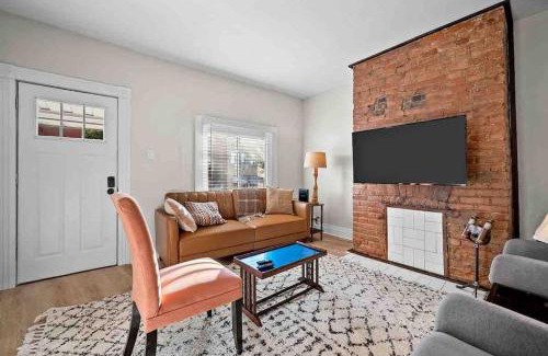 Lawrenceville House | Hip and Bright Lawerenceville 2 Bed Easy Parking
