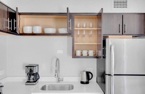 Edgewater Beach Apartment | Hip Edgewater Studio w/Gym, Deck & Lounge, 5 blocks to L, by Blueground