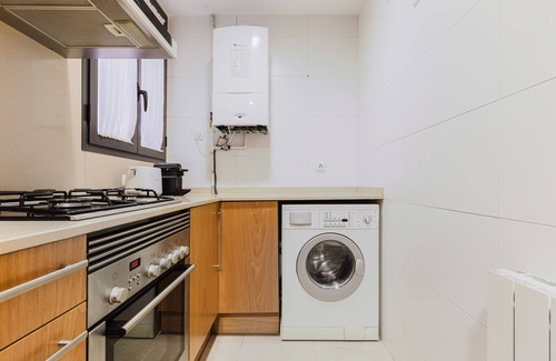 Dreta de l'Eixample Apartment | Hip La Dreta de l'Eixample 2BR w/Balcony, A/C, Washer, by Blueground