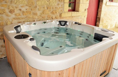 Les Essards Cottage | Historic 17th-Century Retreat: Modern Comforts, Private Sauna & Jacuzzi, Near Loire Castles