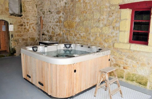 Les Essards Cottage | Historic 17th-Century Retreat: Modern Comforts, Private Sauna & Jacuzzi, Near Loire Castles