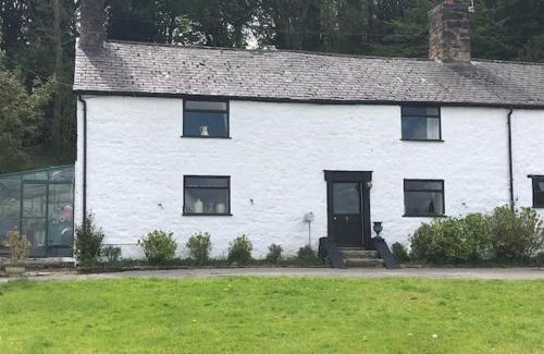 Gwernymynydd House | Historic 17th century farmhouse in Wales