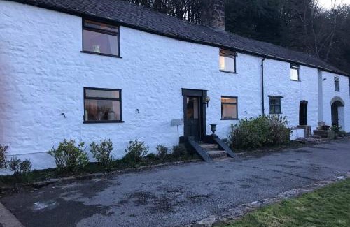 Gwernymynydd House | Historic 17th century farmhouse in Wales