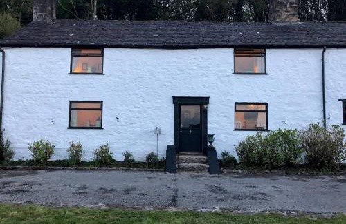 Gwernymynydd House | Historic 17th century farmhouse in Wales