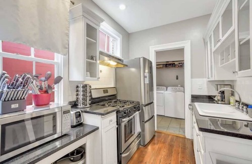 Cannonborough Elliotborough House | Historic 1905 Charming Bungalow 2 Blocks From King