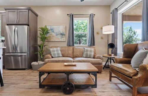 South Salt Lake House | Historic 1907 SLC Victorian - Hot Tub - Firepits - Exposed Brick