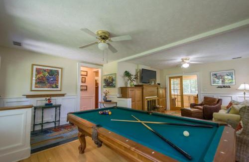 Hendersonville House | Historic 4BR Colonial with Pool Table and Fire Pit