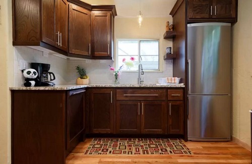 North End House | Historic Art-Deco Suite easy walking distance to downtown, Hyde Park and River!
