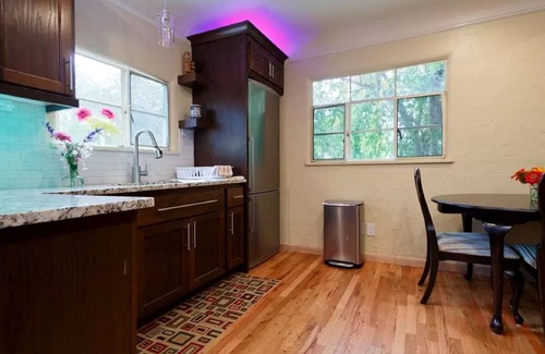 North End House | Historic Art-Deco Suite easy walking distance to downtown, Hyde Park and River!