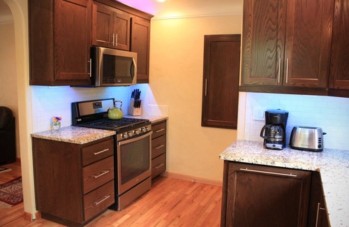North End House | Historic Art-Deco Suite easy walking distance to downtown, Hyde Park and River!