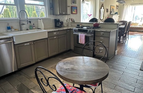 Camas House | Historic Artistic Home Downtown Camas