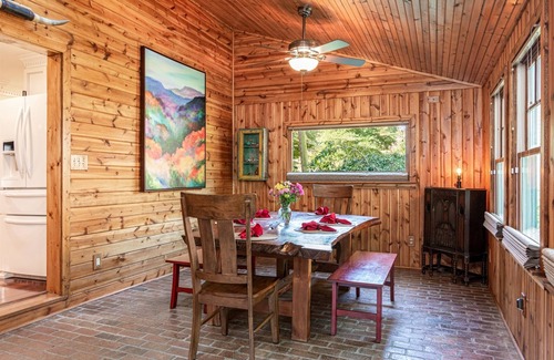 West Side Historic District House | Historic Blythe Cottage in Downtown Hendersonville