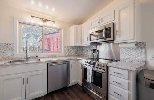 Twin Lakes House | Historic Boho Brothel Lake Retreat Fast Wifi