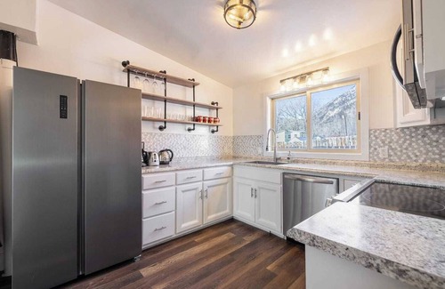 Twin Lakes House | Historic Boho Brothel Lake Retreat Fast Wifi