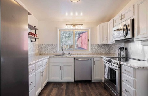 Twin Lakes House | Historic Boho Brothel Lake Retreat Fast Wifi