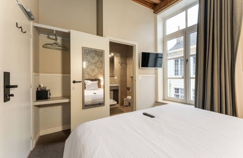 Historical Center Bruges Hotel | Historic Bruges Room – 5-Min Walk to Main Square.