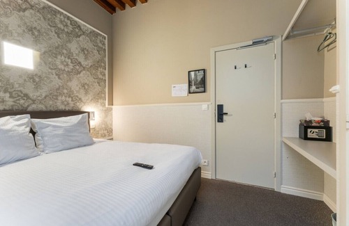 Historical Center Bruges Hotel | Historic Bruges Room – 5-Min Walk to Main Square.