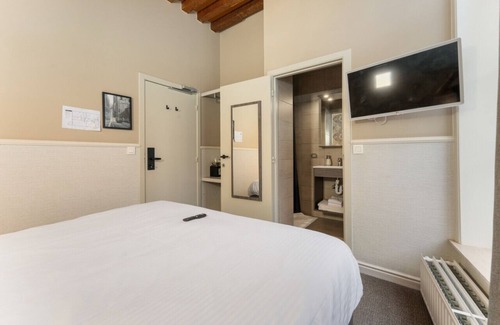 Historical Center Bruges Hotel | Historic Bruges Room – 5-Min Walk to Main Square.