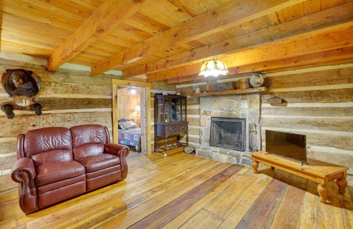 Seneca Rocks House | Historic Cabin Retreat about 2 Mi to Seneca Rocks!