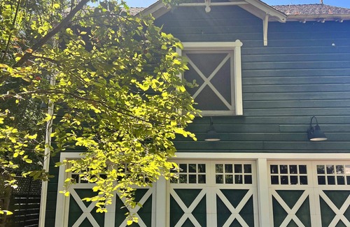 Sonoma House | Historic Cedar Mansion Bungalows Barn - 1 Block from Sonoma Square