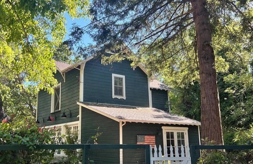 Sonoma House | Historic Cedar Mansion Bungalows Barn - 1 Block from Sonoma Square