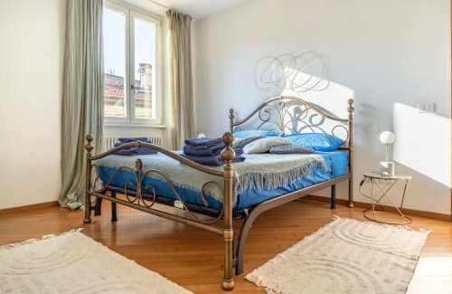 Trento Old Town Apartment | HISTORIC CENTER VIEW - 2 minutes from the Castle & Private Free Parking- Fast Wifi Historical Palace