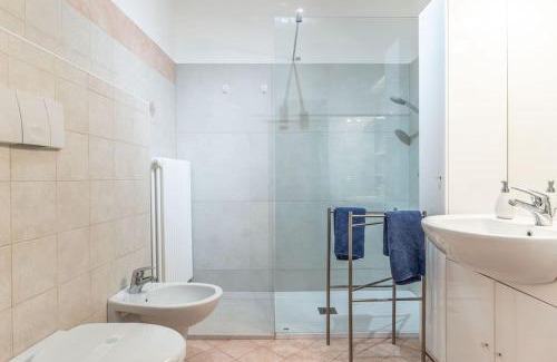 Trento Old Town Apartment | HISTORIC CENTER VIEW - 2 minutes from the Castle & Private Free Parking- Fast Wifi Historical Palace