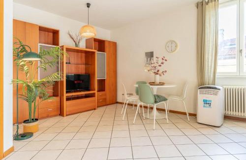 Trento Old Town Apartment | HISTORIC CENTER VIEW - 2 minutes from the Castle & Private Free Parking- Fast Wifi Historical Palace