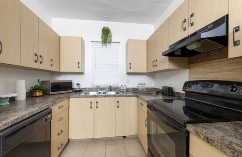 Cherry House | Historic Cherry Bungalow -Midtown less than 1 mile from City Center