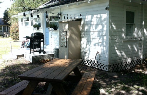 Arcadia House | historic cowboy cottage: with clawfoot tub, near shops
