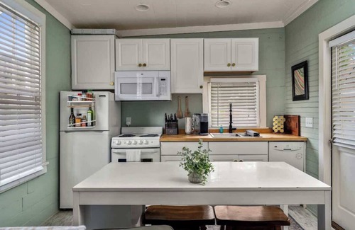 Historic Downtown Savannah Cottage | Historic District + Hot Tub + Walk to Forsyth Park