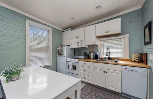 Historic Downtown Savannah Cottage | Historic District + Hot Tub + Walk to Forsyth Park