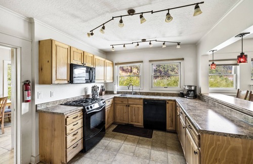 Truckee Cabin | Historic Downtown Truckee Home, Walkable to Shops and Restaurants, Perfect for Families and Groups!
