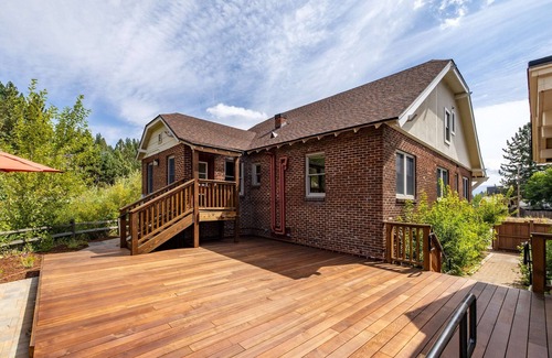 Truckee Cabin | Historic Downtown Truckee Home, Walkable to Shops and Restaurants, Perfect for Families and Groups!