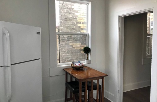 Two Rivers Apartment | Historic downtown upper loft. 6 blocks to the beach ๐