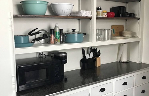 Two Rivers Apartment | Historic downtown upper loft. 6 blocks to the beach ๐