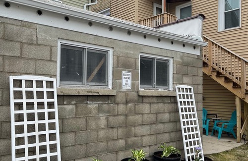 Two Rivers Apartment | Historic downtown upper loft. 6 blocks to the beach ๐