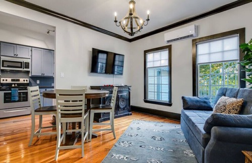 Marble Falls House | Historic Downtown Home! 6 Suites In Downtown Marble Falls