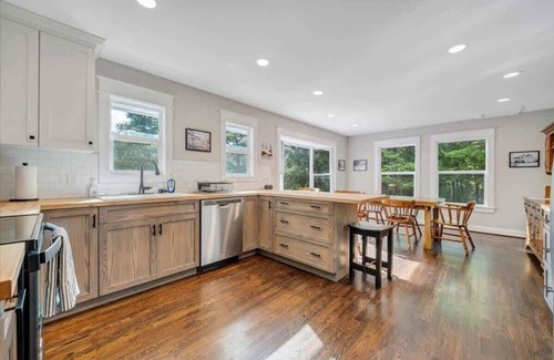 Roanoke House | Historic Farmhouse|5 acres|Hot Tub| Parkway Access