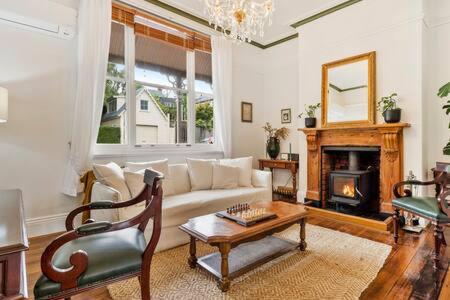 Glebe House | Historic Home close to CBD 3Brm with views