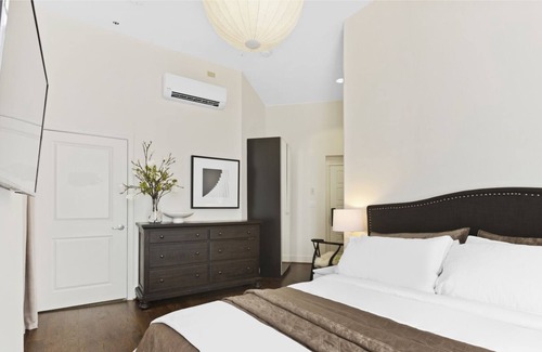 Downtown Baltimore Hotel | Historic King Studio in Prime Location