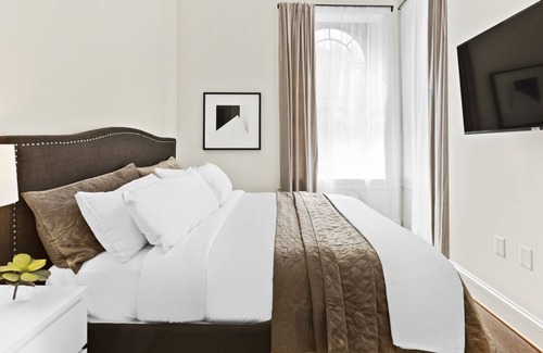 Downtown Baltimore Hotel | Historic King Studio in Prime Location