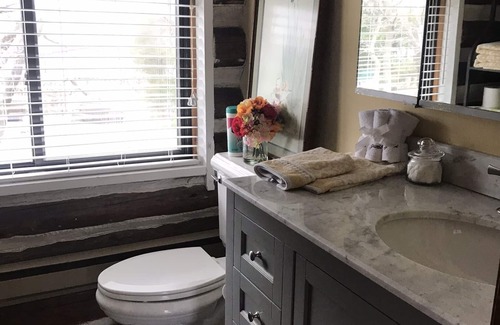Edmond House | Historic Log Guest House OKC/Edmond border- easy access 235, Turnpike & I35