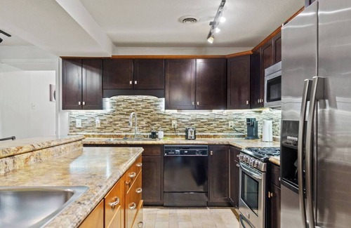 Fort Wayne Apartment | Historic Mansion Apt 4 | Ping-Pong & Free Parking