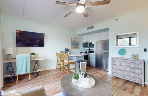 Wilmington Historic District Condo | Historic river-view condo with cozy balcony, washer/dryer - walk to downtown