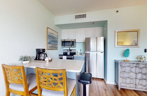 Wilmington Historic District Condo | Historic river-view condo with cozy balcony, washer/dryer - walk to downtown