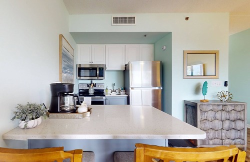 Wilmington Historic District Condo | Historic river-view condo with cozy balcony, washer/dryer - walk to downtown